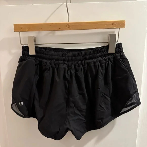 Lululemon Hotty Hot Low-Rise Lined Short 2.5" in size 6, black w/ subtle stripes - Picture 5 of 9